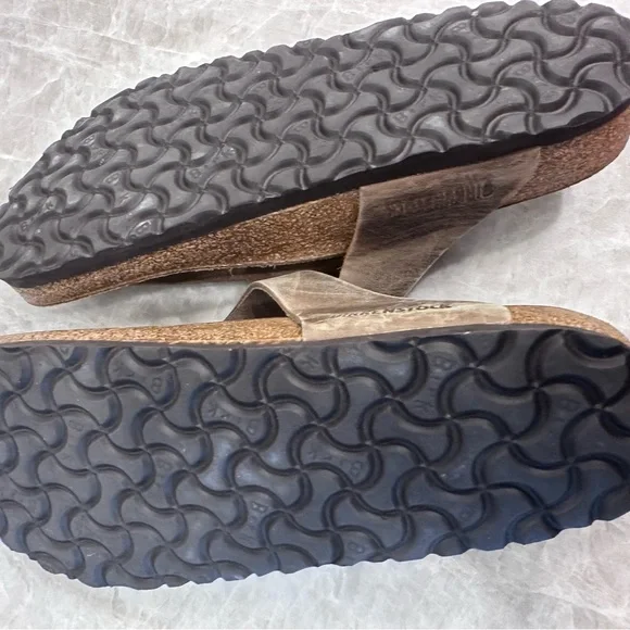 Birkenstock Giza flip flop sandal.  Weathered looking tan leather. Like new. S40 - Picture 3 of 3